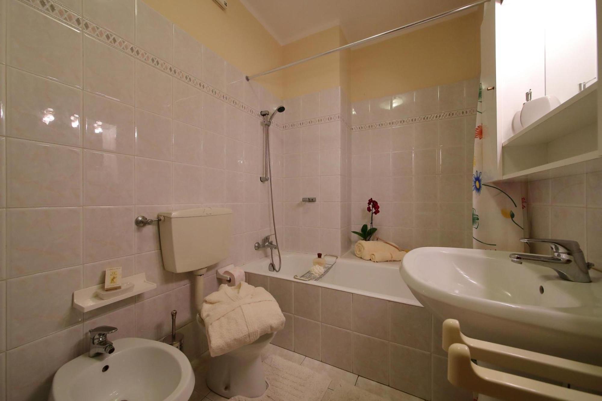 Petalo Bianco 100M From Lake - Happy Rentals 巴韦诺 外观 照片